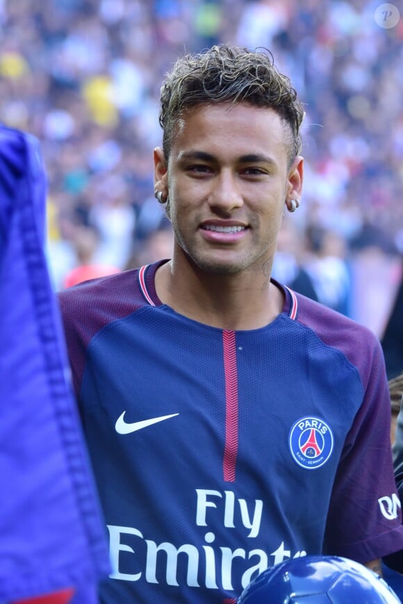Neymar Jr lors de sa présentation au public au stade du parc des princes à Paris, le 5 août 2017 au lendemain de son arrivée comme nouveau joueur de l'équipe du Paris Saint-Germain (PSG). © Giancarlo Gorassini/Bestimage