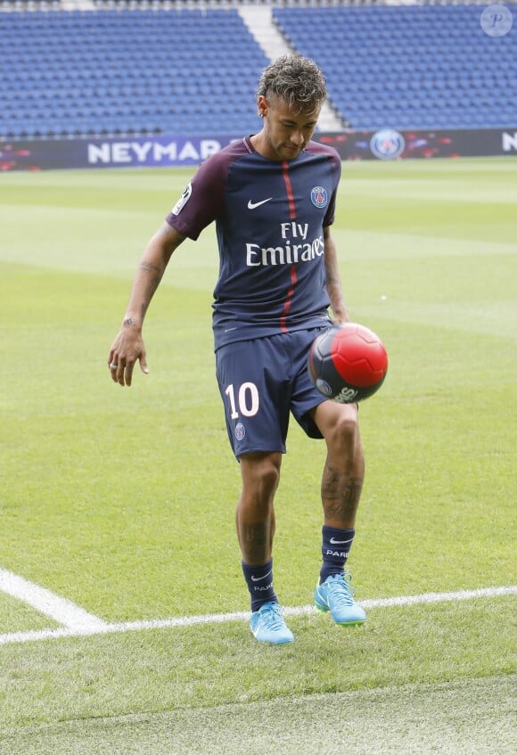 Neymar Jr en conférence de presse au Parc des Princes pour son entrée au club de football PSG (Paris Saint-Germain). Le 4 août 2017 © Marc Ausset-Lacroix / Bestimage