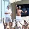 Le tout nouvel attaquant du Paris Saint-Germain (PSG) Neymar Jr; et sa tribu, Alvaro Costa, Jô Amancio, Gustavo Almeida, Guilherme Pitta et Gil Cebola sur un yacht, profitent de quelques jours de vacances à Saint-Tropez, le 7 août 2017.