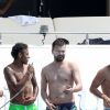 Le tout nouvel attaquant du Paris Saint-Germain (PSG) Neymar Jr; et sa tribu, Alvaro Costa, Jô Amancio, Gustavo Almeida, Guilherme Pitta et Gil Cebola sur un yacht, profitent de quelques jours de vacances à Saint-Tropez, le 7 août 2017.