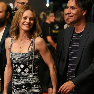 Vanessa Paradis et son compagnon Samuel Benchetrit arrivent main dans la main lors de la première du film "Chien" au 70e festival du film de "Locarno" le 7 août 2017