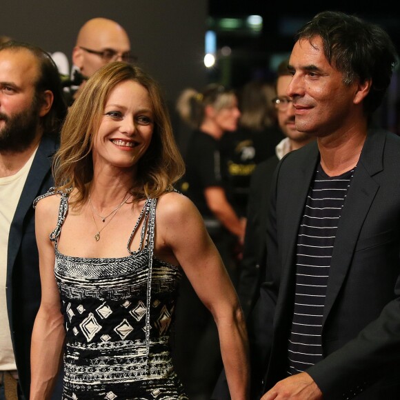 Vanessa Paradis et son compagnon Samuel Benchetrit arrivent main dans la main lors de la première du film "Chien" au 70e festival du film de "Locarno" le 7 août 2017