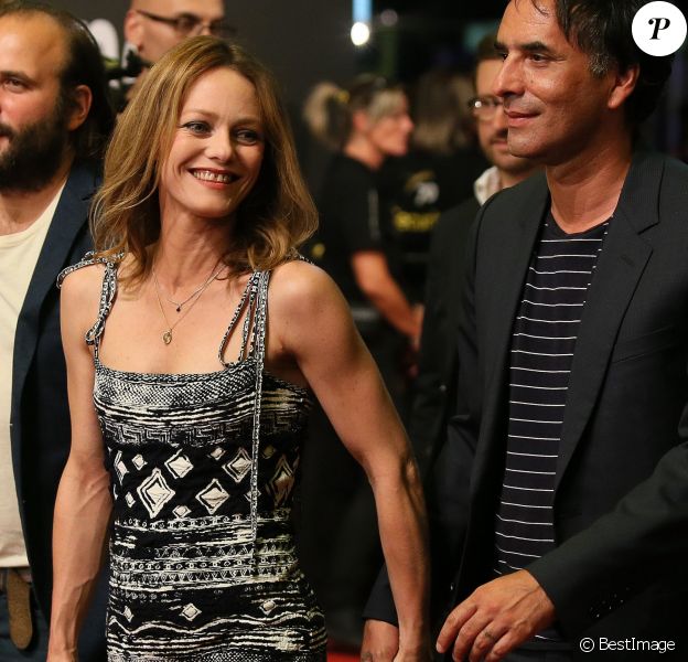 Vanessa Paradis et son compagnon Samuel Benchetrit arrivent main dans la main lors de la première du film "Chien" au 70e festival du film de "Locarno" le 7 août 2017