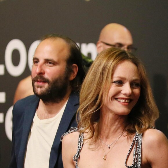 Vanessa Paradis et son compagnon Samuel Benchetrit (costume Dior et chaussures Nike) posent ensemble lors de la première du film "Chien" au 70e festival du film de "Locarno" le 7 août 2017