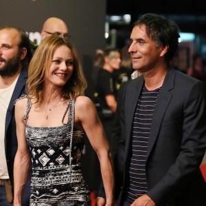 Vanessa Paradis et son compagnon Samuel Benchetrit (costume Dior et chaussures Nike) posent ensemble lors de la première du film "Chien" au 70e festival du film de "Locarno" le 7 août 2017