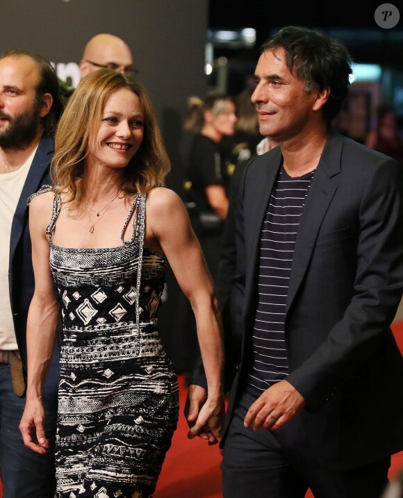 Vanessa Paradis et son compagnon Samuel Benchetrit (costume Dior et chaussures Nike) posent ensemble lors de la première du film "Chien" au 70e festival du film de "Locarno" le 7 août 2017