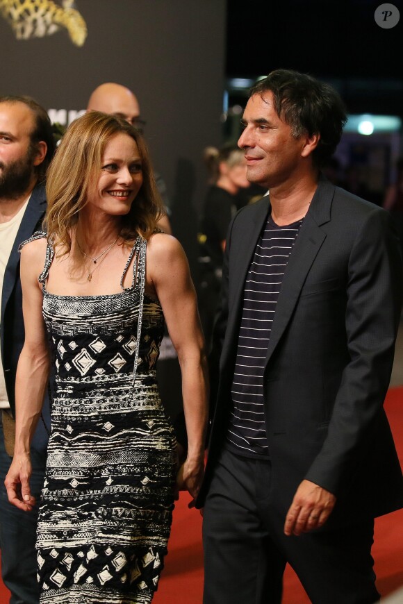 Vanessa Paradis et son compagnon Samuel Benchetrit (costume Dior et chaussures Nike) posent ensemble lors de la première du film "Chien" au 70e festival du film de "Locarno" le 7 août 2017