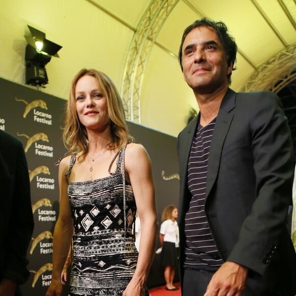 Vanessa Paradis et son compagnon Samuel Benchetrit (costume Dior et chaussures Nike) posent ensemble lors de la première du film "Chien" au 70e festival du film de "Locarno" le 7 août 2017