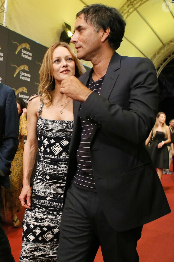 Vanessa Paradis et son compagnon Samuel Benchetrit (costume Dior et chaussures Nike) posent ensemble lors de la première du film "Chien" au 70e festival du film de "Locarno" le 7 août 2017