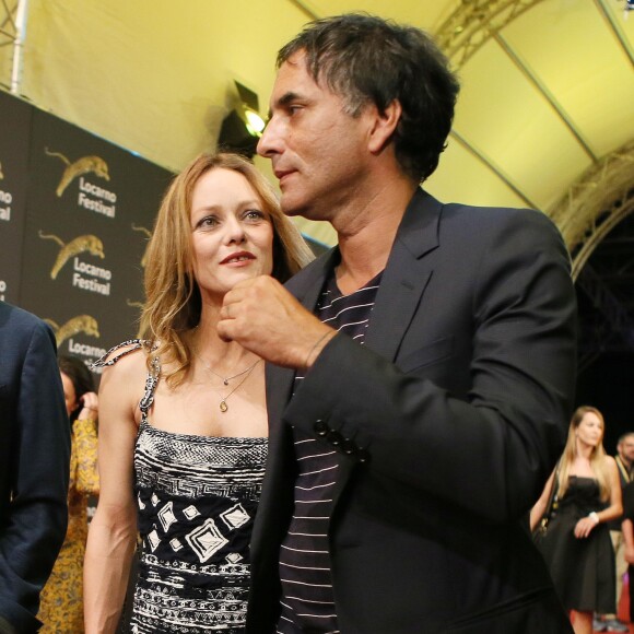 Vanessa Paradis et son compagnon Samuel Benchetrit (costume Dior et chaussures Nike) posent ensemble lors de la première du film "Chien" au 70e festival du film de "Locarno" le 7 août 2017