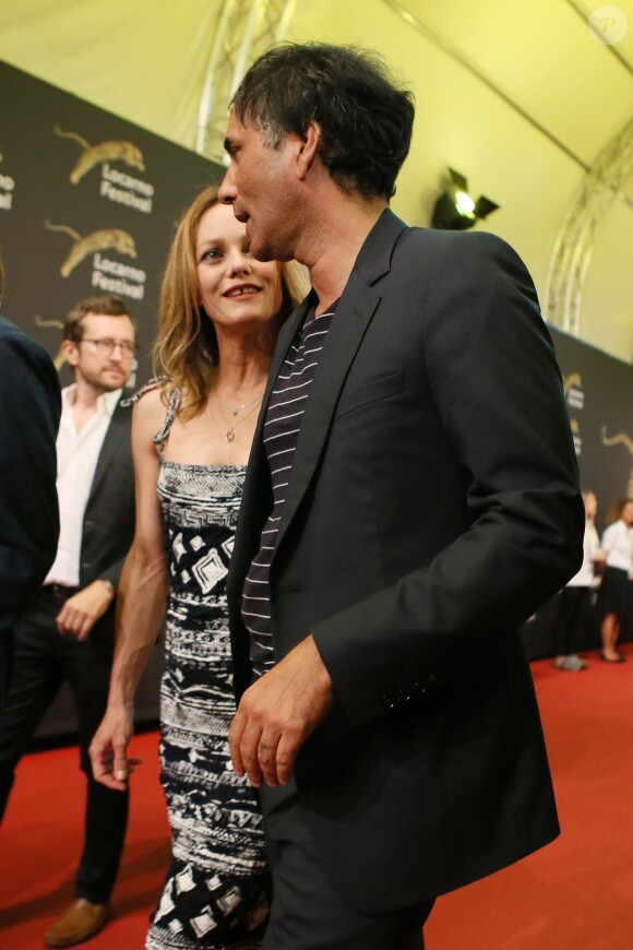 Vanessa Paradis et son compagnon Samuel Benchetrit (costume Dior et chaussures Nike) posent ensemble lors de la première du film "Chien" au 70e festival du film de "Locarno" le 7 août 2017