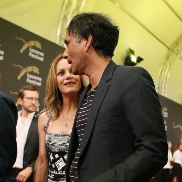Vanessa Paradis et son compagnon Samuel Benchetrit (costume Dior et chaussures Nike) posent ensemble lors de la première du film "Chien" au 70e festival du film de "Locarno" le 7 août 2017