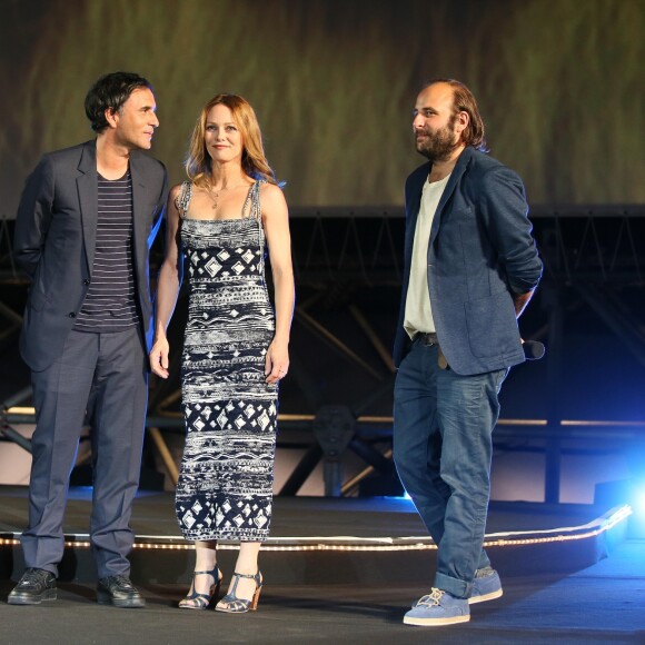 Vanessa Paradis et son compagnon Samuel Benchetrit (costume Dior et chaussures Nike) et Vincent Macaigne lors de la première du film "Chien" au 70e festival du film de "Locarno" le 7 août 2017