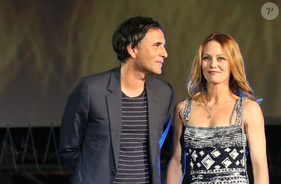 Vanessa Paradis et son compagnon Samuel Benchetrit (costume Dior et chaussures Nike) posent ensemble lors de la première du film "Chien" au 70e festival du film de "Locarno" le 7 août 2017