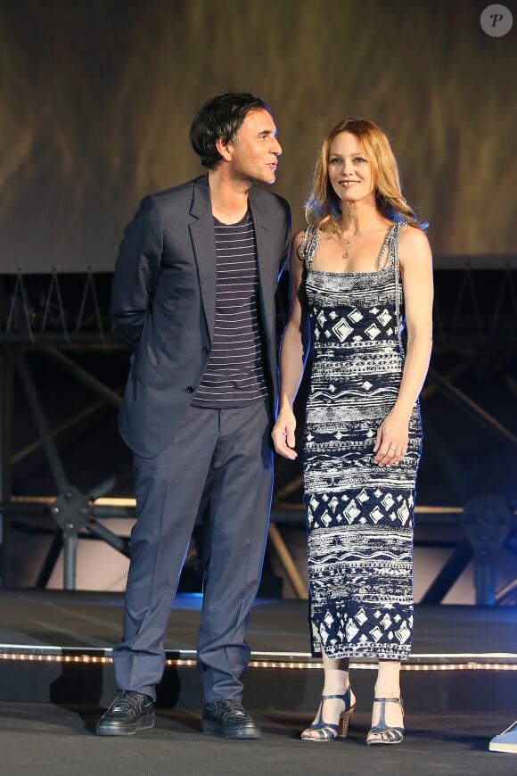 Vanessa Paradis et son compagnon Samuel Benchetrit (costume Dior et chaussures Nike) posent ensemble lors de la première du film "Chien" au 70e festival du film de "Locarno" le 7 août 2017