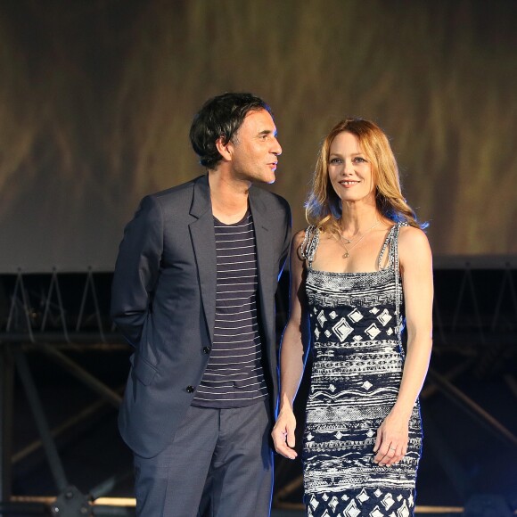 Vanessa Paradis et son compagnon Samuel Benchetrit (costume Dior et chaussures Nike) posent ensemble lors de la première du film "Chien" au 70e festival du film de "Locarno" le 7 août 2017