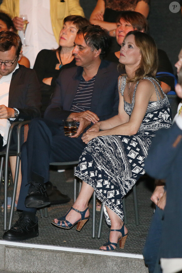 Vanessa Paradis et son compagnon Samuel Benchetrit (costume Dior et chaussures Nike) posent ensemble lors de la première du film "Chien" au 70e festival du film de "Locarno" le 7 août 2017
