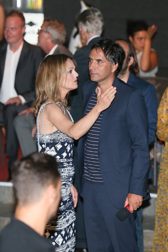 Vanessa Paradis et son compagnon Samuel Benchetrit tendrement complices lors de la première du film "Chien" au 70e festival du film de "Locarno" le 7 août 2017