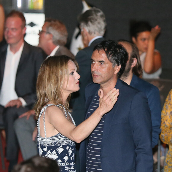 Vanessa Paradis et son compagnon Samuel Benchetrit tendrement complices lors de la première du film "Chien" au 70e festival du film de "Locarno" le 7 août 2017