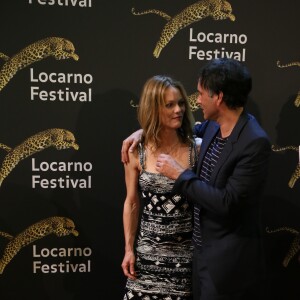 Vanessa Paradis et son compagnon Samuel Benchetrit (costume Dior et chaussures Nike) posent ensemble lors de la première du film "Chien" au 70e festival du film de "Locarno" le 7 août 2017