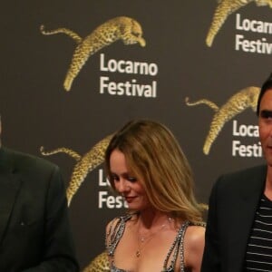 Vanessa Paradis et son compagnon Samuel Benchetrit (costume Dior et chaussures Nike) posent ensemble lors de la première du film "Chien" au 70 ème festival du film de "Locarno" le 7 août 2017 Vanessa Paradis and boyfriend Samuel Benchetrit attend 'Chien' premiere during the 70th Locarno Film Festival on August 7, 2017 in Locarno, Switzerland.07/08/2017 - Locarno