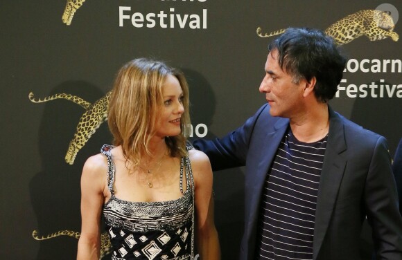 Vanessa Paradis et son compagnon Samuel Benchetrit (costume Dior et chaussures Nike) posent ensemble lors de la première du film "Chien" au 70e festival du film de "Locarno" le 7 août 2017