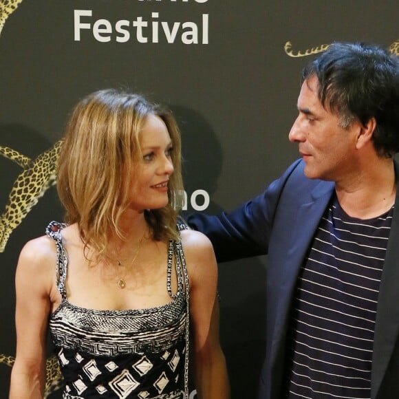 Vanessa Paradis et son compagnon Samuel Benchetrit (costume Dior et chaussures Nike) posent ensemble lors de la première du film "Chien" au 70e festival du film de "Locarno" le 7 août 2017