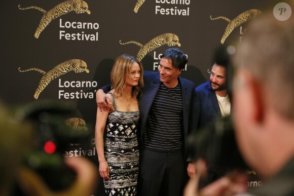 Vanessa Paradis et son compagnon Samuel Benchetrit (costume Dior et chaussures Nike) et Vincent Macaigne lors de la première du film "Chien" au 70e festival du film de "Locarno" le 7 août 2017
