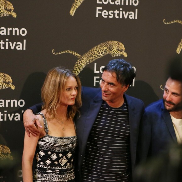 Vanessa Paradis et son compagnon Samuel Benchetrit (costume Dior et chaussures Nike) et Vincent Macaigne lors de la première du film "Chien" au 70e festival du film de "Locarno" le 7 août 2017