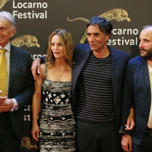 Vanessa Paradis et son compagnon Samuel Benchetrit (costume Dior et chaussures Nike) et Vincent Macaigne lors de la première du film "Chien" au 70e festival du film de "Locarno" le 7 août 2017