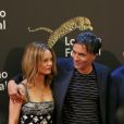 Vanessa Paradis et son compagnon Samuel Benchetrit (costume Dior et chaussures Nike) posent ensemble lors de la première du film "Chien" au 70e festival du film de "Locarno" le 7 août 2017