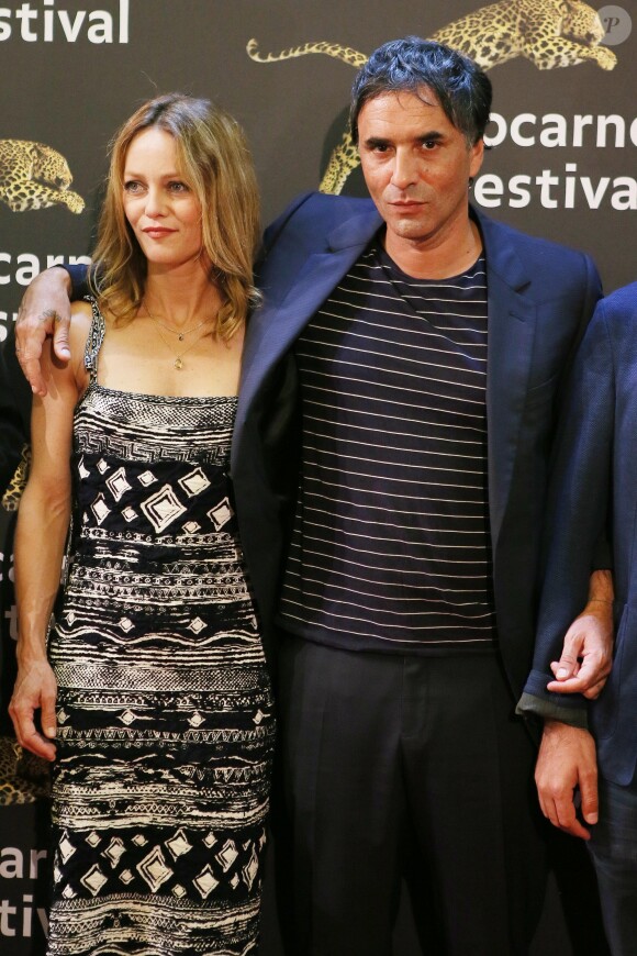 Vanessa Paradis et son compagnon Samuel Benchetrit (costume Dior et chaussures Nike) posent ensemble lors de la première du film "Chien" au 70e festival du film de "Locarno" le 7 août 2017
