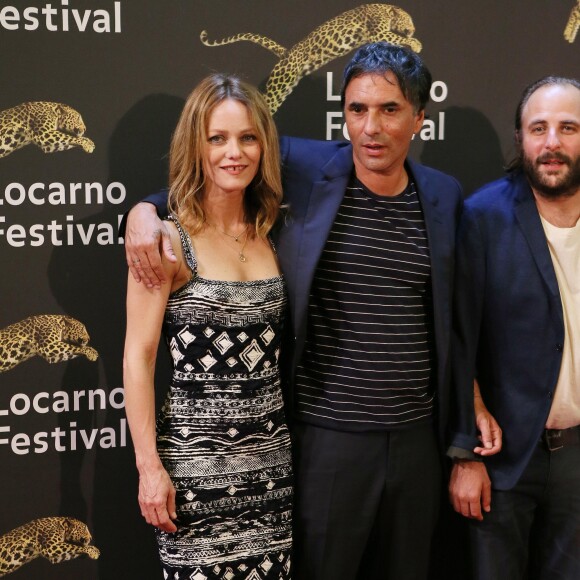 Vanessa Paradis et son compagnon Samuel Benchetrit (costume Dior et chaussures Nike) et Vincent Macaigne lors de la première du film "Chien" au 70e festival du film de "Locarno" le 7 août 2017