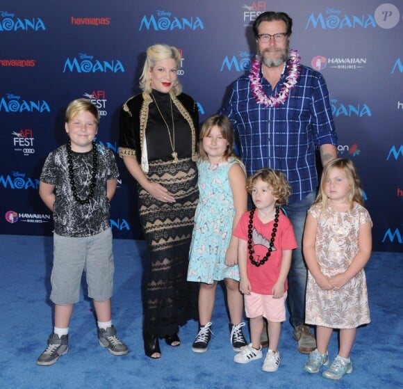 Tori Spelling enceinte avec son mari Dean McDermott et ses enfants Stella Doreen, Hattie Margaret, Liam Aaron et Finn Davey McDermott à la première de ''Moana'' à Hollywood, le 14 novembre 2016