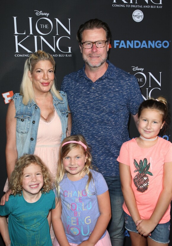 Tori Spelling et son mari Dean McDermott avec leurs enfants Finn Davey, Hattie Margaret et Stella Doreen (de gauche à droite) - People à la projection du film The Lion King (Sing-Along) à Los Angeles, le 5 août 2017.