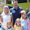 Tori Spelling avec son mari Dean McDermott et ses enfants Stella, Liam, Finn et Hattie à la première de 'Emoji' au théâtre Regency Village à Westwood, le 23 juillet 2017