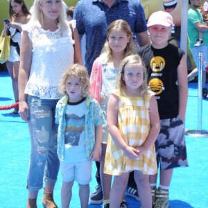 Tori Spelling avec son mari Dean McDermott et ses enfants Stella, Liam, Finn et Hattie à la première de 'Emoji' au théâtre Regency Village à Westwood, le 23 juillet 2017