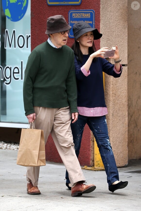Exclusif - Woody Allen se balade avec sa femme Soon Yi Previn sur Robertson Blvd à West Hollywood, le 7 juin 2017