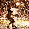 Jennifer Lopez félicite les Twins, premiers champions de son émission World of Dance sacrés le 8 août 2017 sur NBC.