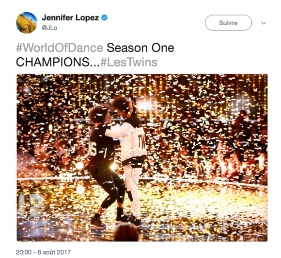 Jennifer Lopez félicite les Twins, premiers champions de son émission World of Dance sacrés le 8 août 2017 sur NBC.