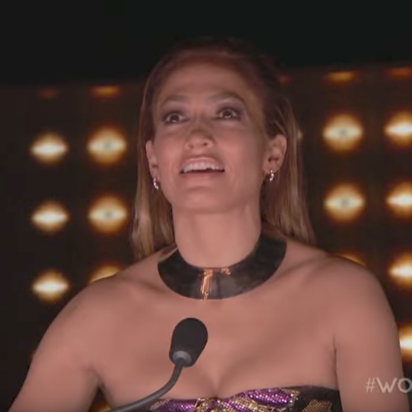Jennifer Lopez hypnotisée par la prestation des Twins qui remportent l'émission de danse américaine World of Dance le 8 août 2017 sur NBC.