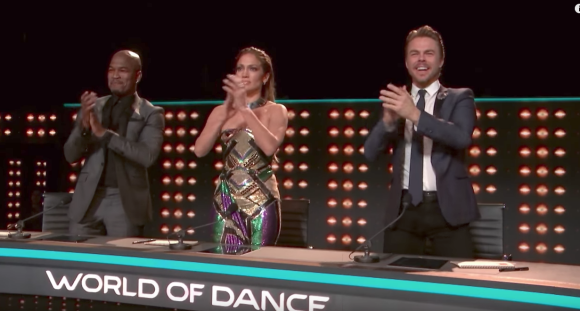 Les Twins remportent l'émission de danse américaine World of Dance le 8 août 2017 sur NBC. Ici applaudi par le jury composé de Ne-Yo, Jennifer Lopez et Derek Hough.