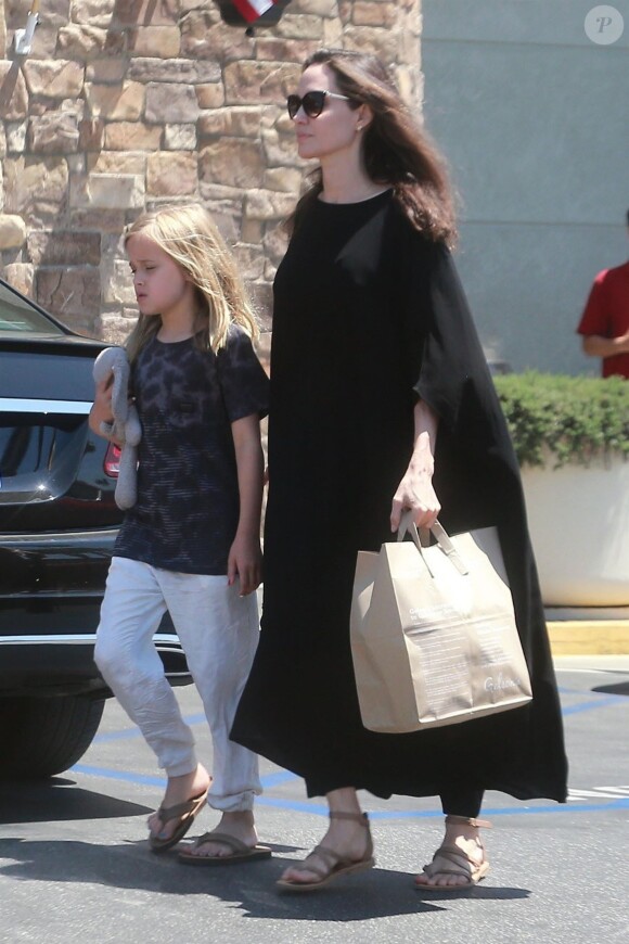 Angelina Jolie fait du shopping avec sa fille Vivienne pour le jour férié patriotique du 4 juillet à Los Feliz, le 4 juillet 2017