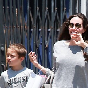 Angelina Jolie fait du shopping avec son fils Knox Leon Jolie-Pitt à Los Angeles le 7 juillet 2017