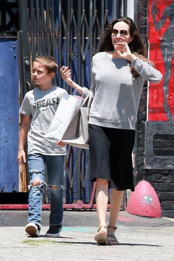 Angelina Jolie fait du shopping avec son fils Knox Leon Jolie-Pitt à Los Angeles le 7 juillet 2017