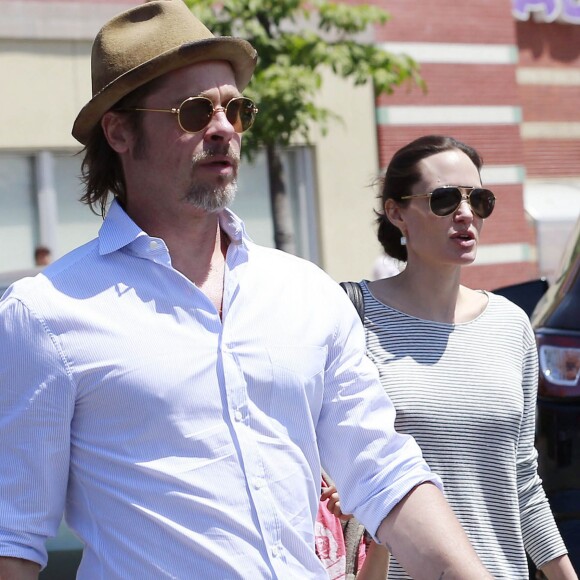 Brad Pitt et Angelina Jolie font du shopping avec leurs enfants Shiloh et Pax à Glendale. Le 10 juillet 2015