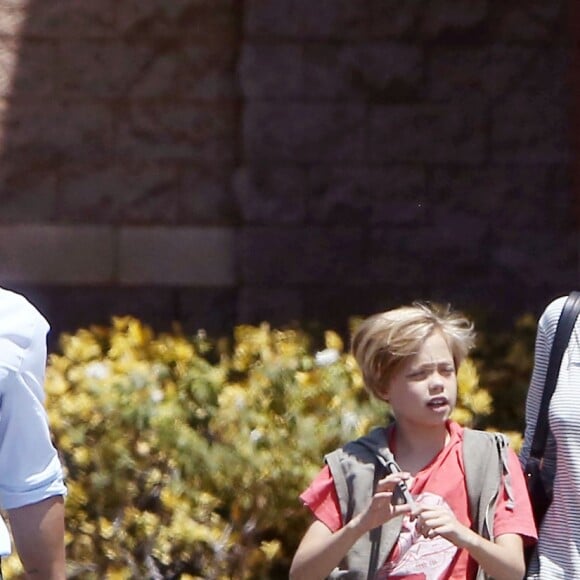 Brad Pitt et Angelina Jolie font du shopping avec leurs enfants Shiloh et Pax à Glendale. Le 10 juillet 2015