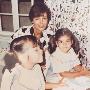 Photo de Kim, Kourtney Kardashian et leur grand-mère, MJ. Juillet 2017.