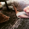 Jessica Michibata, ex-femme de Jenson Button, enceinte de son premier enfant, avec Mochi Mochi, son shiba inu. Photo Instagram juillet 2017.