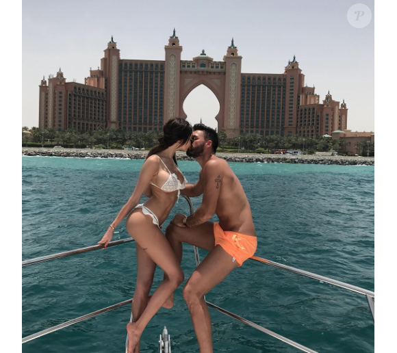 Nabilla et Thomas s'embrassant langoureusement à Dubaï, le 4 juin 2017.